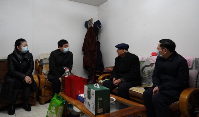 省国资委党委委员、副主任任兴文春节前夕带队走访慰问尊龙凯时集团老党员