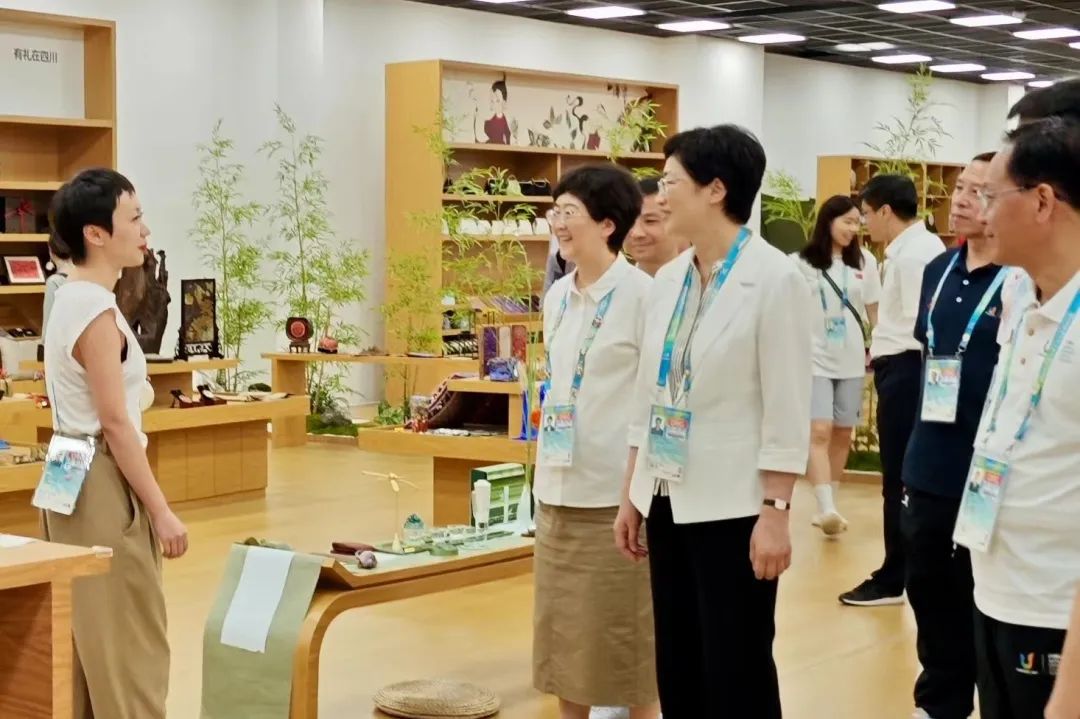 省、市领导视察大运村“有礼在四川”四川特色商品馆