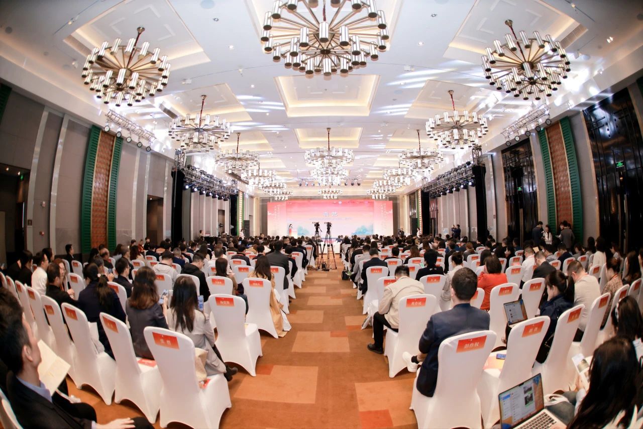 川渝文化旅游企业联盟、四川省文化旅游企业联盟2023年会在蓉开幕 游勇主持活动开幕式